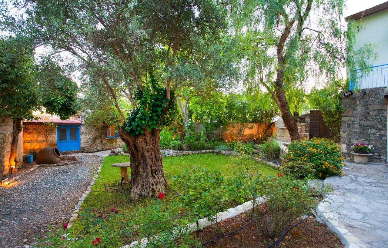 Cecilias Courtyard Guest House Malia ภายนอก รูปภาพ
