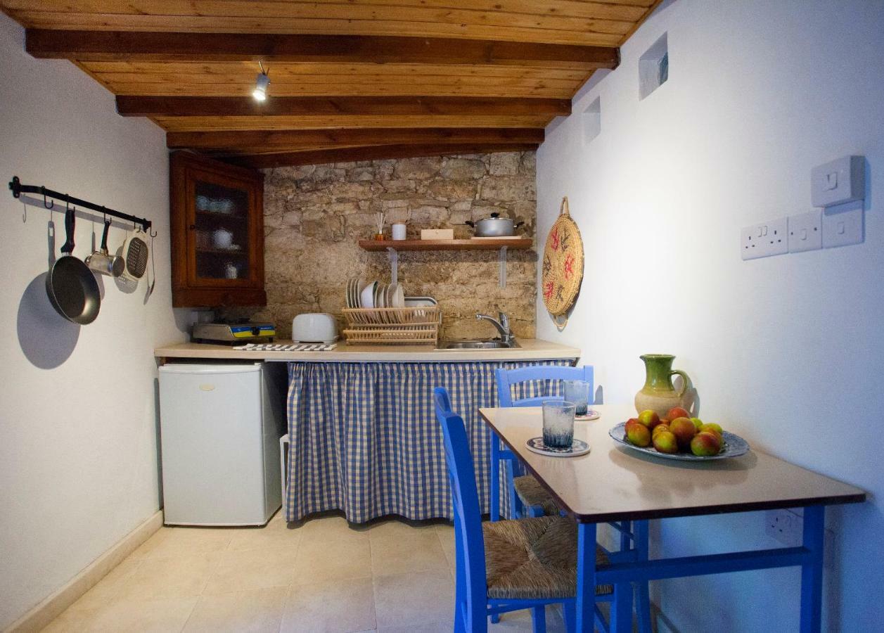 Cecilias Courtyard Guest House Malia ภายนอก รูปภาพ
