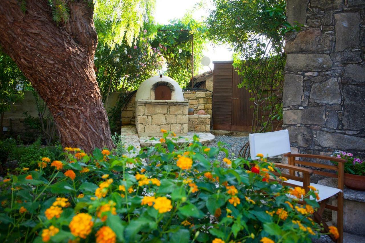 Cecilias Courtyard Guest House Malia ภายนอก รูปภาพ