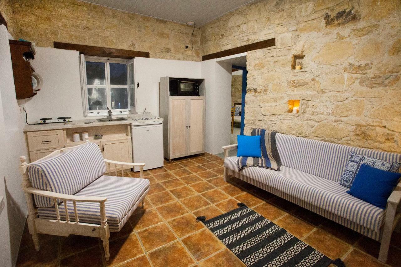 Cecilias Courtyard Guest House Malia ภายนอก รูปภาพ