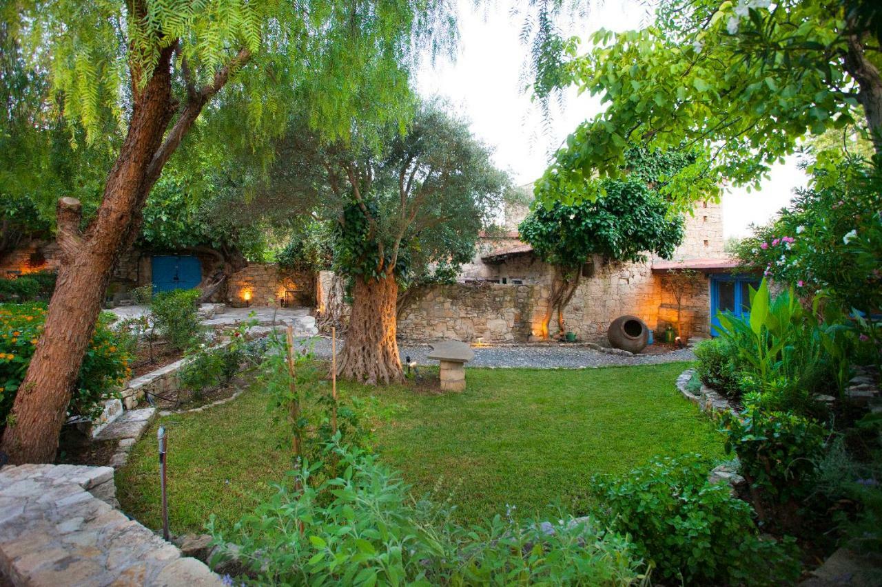 Cecilias Courtyard Guest House Malia ภายนอก รูปภาพ